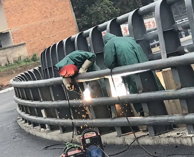 ��·��ײ�ڗU���b